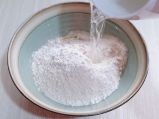 2、营养健康早餐  卷心菜番茄全麦鱼面,分次加入开水。边倒开水边用筷子挑成絮状。（切记不要一下子将开水倒入）