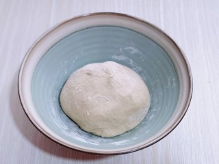 3、营养健康早餐  卷心菜番茄全麦鱼面,再揉成面团。