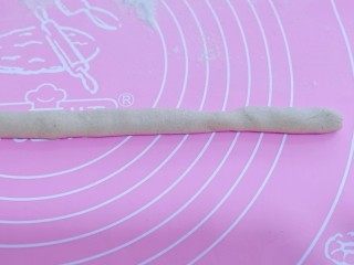 4、营养健康早餐  卷心菜番茄全麦鱼面,将面团搓成细条状。