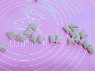 5、营养健康早餐  卷心菜番茄全麦鱼面,再分成等分的小面块。