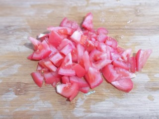 11、营养健康早餐  卷心菜番茄全麦鱼面,番茄洗干净切丁！