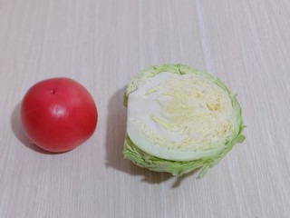 9、营养健康早餐  卷心菜番茄全麦鱼面,准备番茄，卷心菜！