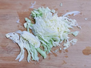 10、营养健康早餐  卷心菜番茄全麦鱼面,首先将卷心菜洗干净，切丝！