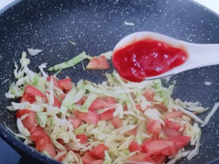 13、营养健康早餐  卷心菜番茄全麦鱼面,加入番茄酱！