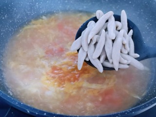 16、营养健康早餐  卷心菜番茄全麦鱼面,烧开后下入煮过的鱼鱼面，大火烧开，2-3分钟即可。