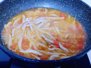 17、营养健康早餐  卷心菜番茄全麦鱼面,关火盛出！