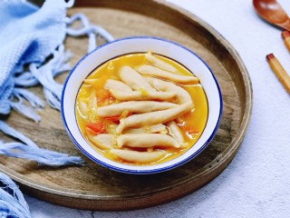 18、营养健康早餐  卷心菜番茄全麦鱼面,好吃极了！营养又健康！全部用全麦也可以！