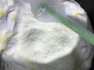 3、雪花酥,加入奶粉、搅至均匀