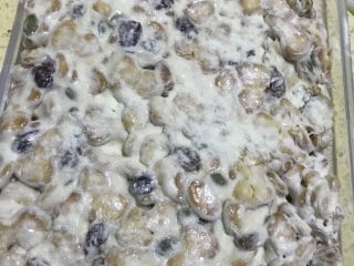 5、雪花酥,搅拌均匀后、铺在模具上、压平，压实、放凉