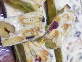 6、雪花酥,放凉后、用刀切成均匀小块