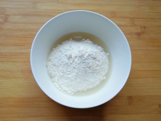 1、紫薯披萨,温水里面加入发酵粉、盐和糖混合均匀，加入中筋面粉。