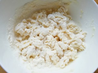 2、紫薯披萨,用筷子挑拌成絮状。