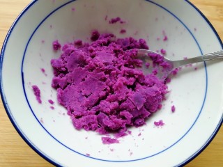 4、紫薯披萨,紫薯上锅蒸熟，用勺子压成紫薯泥。