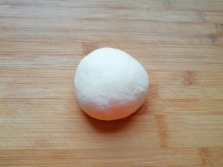 6、紫薯披萨,发酵好的面团揉光排气。