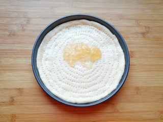 10、紫薯披萨,二次发酵好的饼底上涂上一层白桃果酱(果酱可以根据自己的口味替换)。