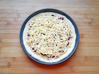 12、紫薯披萨,撒上马苏里拉芝士。