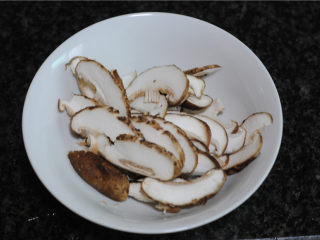 4、鸡蛋花菇肠粉,这个时候做酱汁，花菇清洗干净后切片