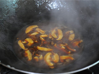 7、鸡蛋花菇肠粉,烧开后淋入水淀粉，再次开锅