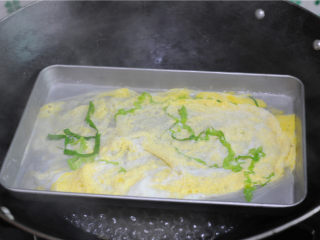 11、鸡蛋花菇肠粉,盖上盖子再蒸两分钟，直到鸡蛋液完全凝固