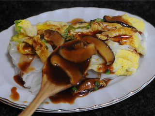 13、鸡蛋花菇肠粉,将酱汁淋在上面即可上桌