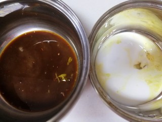 5、猫耳朵,把糖水和牛奶分别倒入两个盆里，搅拌均匀。