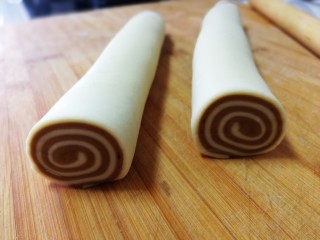 12、猫耳朵,白色朝外从下往上卷起，卷成长棍状，再滚搓几下使其粘紧，从中间切开。