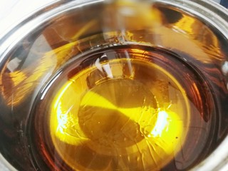 15、猫耳朵,锅中倒入适量油，小火加热。