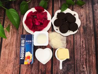 1、火龙果慕斯蛋糕,准备好食材