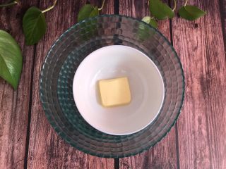 2、火龙果慕斯蛋糕,20g黄油隔热水融化