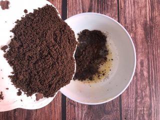 3、火龙果慕斯蛋糕,把40g饼干提前用擀面杖擀成碎末，倒入融化好的黄油里，搅拌均匀