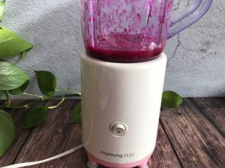 5、火龙果慕斯蛋糕,把150g火龙果放入榨汁机里榨成汁