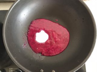 6、火龙果慕斯蛋糕,榨好汁倒入锅中加入25g糖开始熬