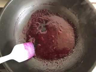 7、火龙果慕斯蛋糕,熬到浓稠关火冷却