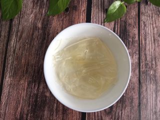 8、火龙果慕斯蛋糕,7.5g吉利丁片放冷水里泡软，捞出来把水倒掉