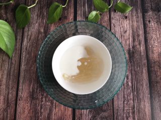 9、火龙果慕斯蛋糕,把泡软的吉利丁片加30g酸奶隔热水融化