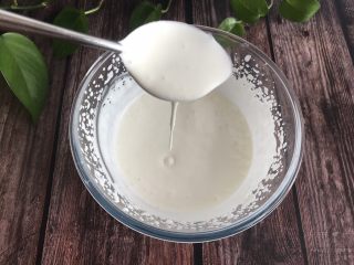 11、火龙果慕斯蛋糕,150g淡奶油加15g糖打到五分发