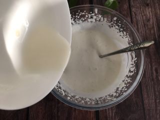 12、火龙果慕斯蛋糕,倒入吉利丁酸奶混合