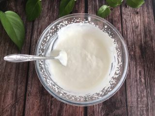 13、火龙果慕斯蛋糕,搅拌均匀