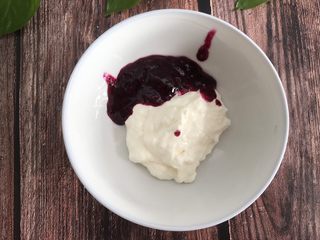 14、火龙果慕斯蛋糕,取40g慕斯液加20g火龙果酱混合