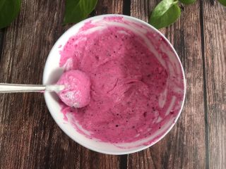 15、火龙果慕斯蛋糕,混合搅拌均匀