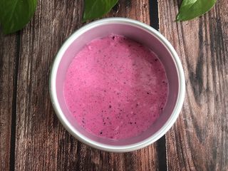 16、火龙果慕斯蛋糕,倒入模具中冷冻10分钟定型