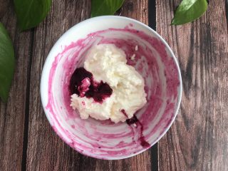 17、火龙果慕斯蛋糕,再取55g慕斯液加5g火龙果酱混合