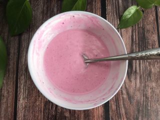 18、火龙果慕斯蛋糕,混合搅拌均匀