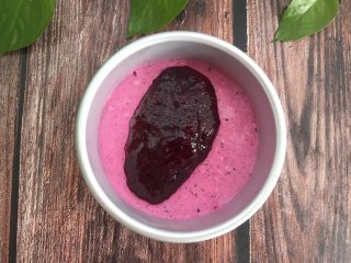 19、火龙果慕斯蛋糕,放一层果酱做流心