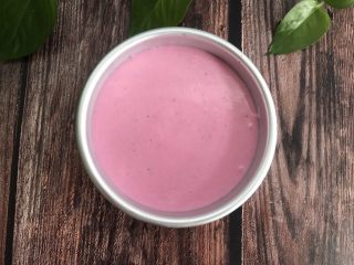 20、火龙果慕斯蛋糕,倒入浅粉色慕斯糊冷冻10分钟定型