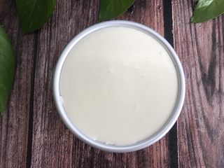 21、火龙果慕斯蛋糕,最后倒入白色慕斯糊继续冷冻40分钟，捂热毛巾脱模或者用吹风机吹下四周