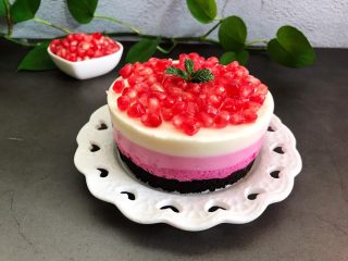 22、火龙果慕斯蛋糕,撒上石榴做装饰