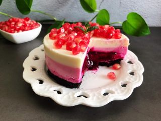 23、火龙果慕斯蛋糕,切开 夹心果酱流出