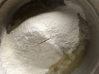 8、十寸古早蛋糕,面粉过筛加入，用手动打蛋器搅拌均匀