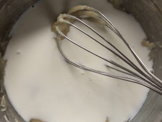 10、十寸古早蛋糕,一次性加入牛奶，搅拌均匀